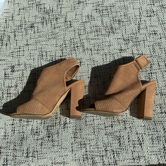 Beige Sling back sandal w/ block heel - Picture 2 of 6